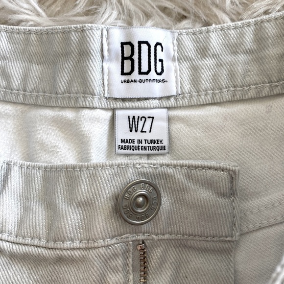 UO BDG Girlfriend High-Waisted Denim Short – Shimmer Denim - Picture 11 of 11